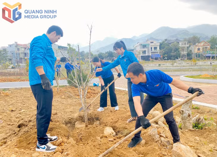 ĐVTN tham gia trồng cây làm đẹp cảnh quan tại di tích lịch sử văn hóa cấp tỉnh Đình Lục Nà tại lễ ra quân Tháng Thanh niên năm 2025.
