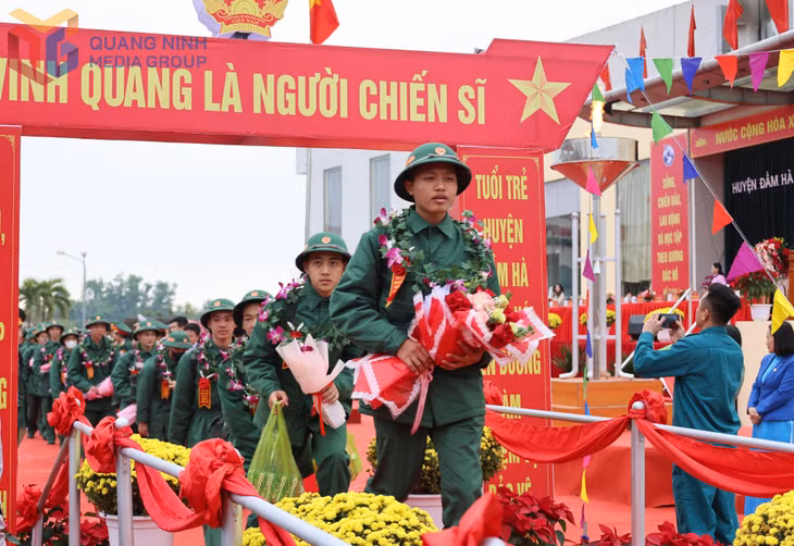 Các tân binh của huyện Đầm Hà thể hiện quyết tâm trước khi lên đường nhập ngũ.