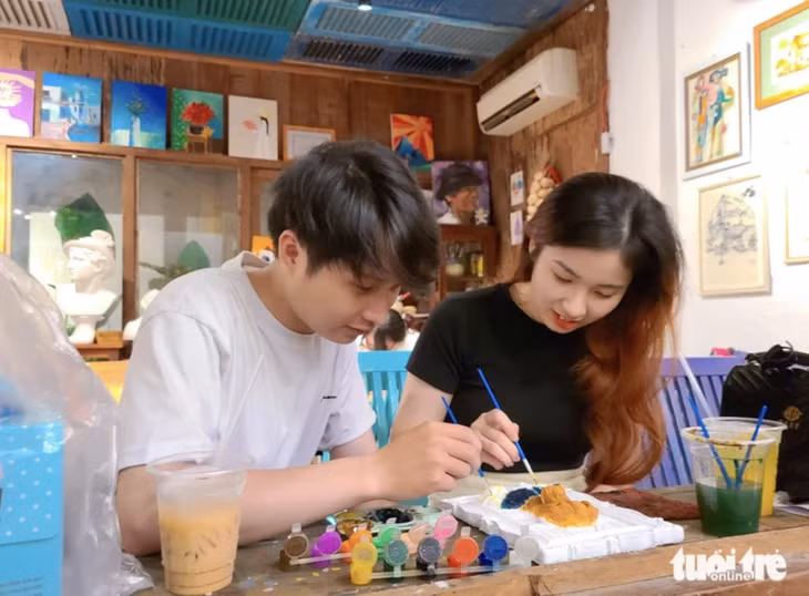 Để tạo bất ngờ hơn, bạn có thể tặng nửa khia trải nghiệm workshop học vẽ, làm bánh... ngày 8-3 - Ảnh: NHẬT XUÂN