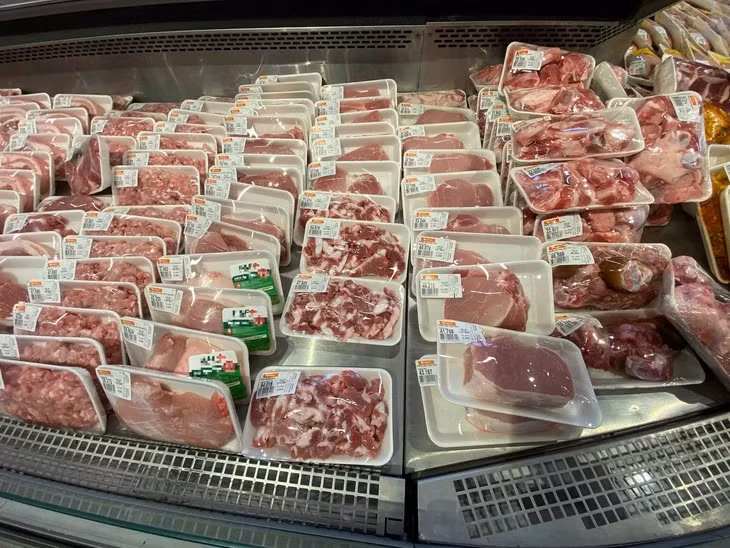 Thịt heo bán tại một siêu thị ở Hà Nội - Ảnh: C. TUỆ