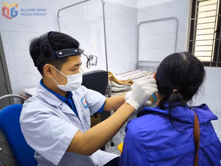 ĐVTN Trung tâm Y tế huyện Vân Đồn khám bệnh miễn phí cho người dân trên địa bàn huyện.