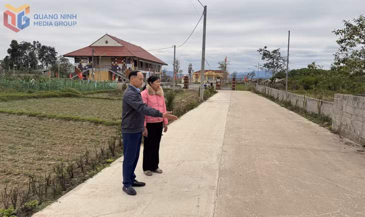 Nhân dân thôn Vòng Tre (xã Bình Dân, huyện Vân Đồn) hiến hơn 600m2 đất nông nghiệp để mở rộng đường giao thông.