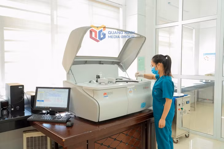 Thực hiện các xét nghiệm sinh hóa máu tại Trung tâm Y tế huyện Cô Tô.