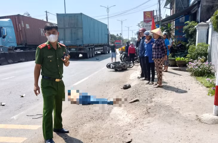Người đàn ông đi xe máy tử vong ngay sau va chạm với xe đầu kéo.