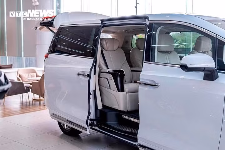 Tương tự những mẫu MPV cỡ lớn khác, GWM WEY 80 PHEV có cửa trượt điện tự động khá thuận tiện. Khoảng sáng gầm của xe đạt mức 155mm nên việc bước lên xuống xe cũng khá thuận tiện, không cần bệ đỡ chân.