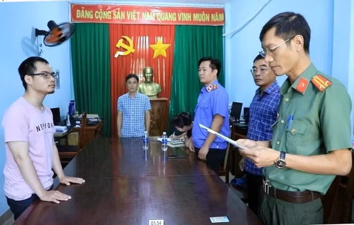 Cơ quan An ninh điều tra Công an tỉnh Đồng Nai thi hành lệnh bắt tạm giam bị can Quách Gia Khang. (Ảnh: TTXVN phát)