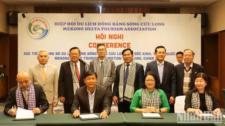 Lễ ký Biên bản ghi nhớ về hợp tác phát triển du lịch giữa các tỉnh đồng bằng sông Cửu Long với công ty du lịch của Trung Quốc.