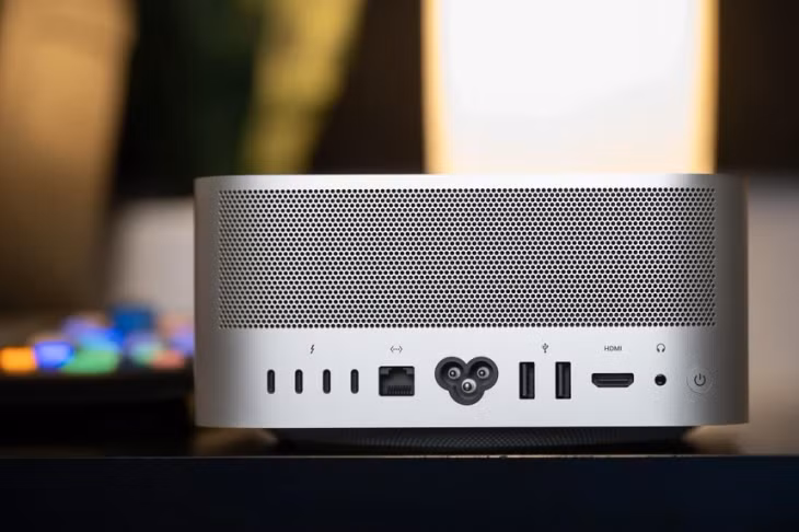 Mặt sau của Mac Studio. Ảnh: The Verge.
