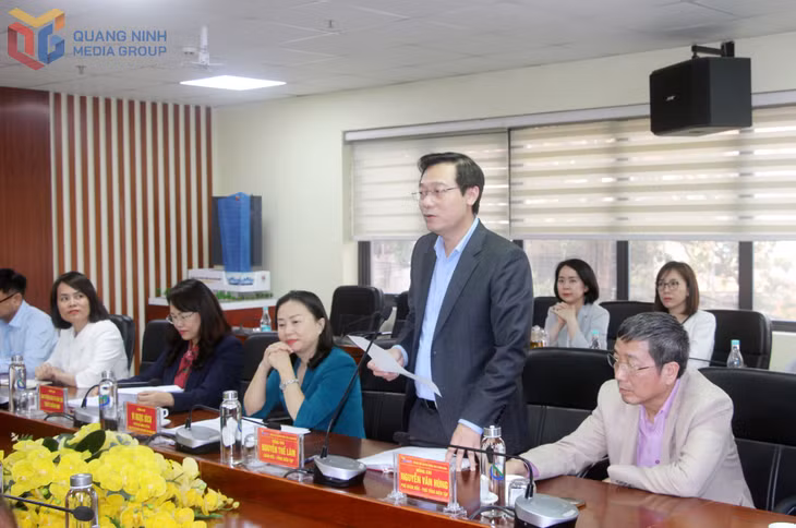 Đồng chí Nguyễn Thế Lãm, Giám đốc, Tổng Biên tập Trung tâm Truyền thông tỉnh Quảng Ninh phát biểu tại buổi làm việc.
