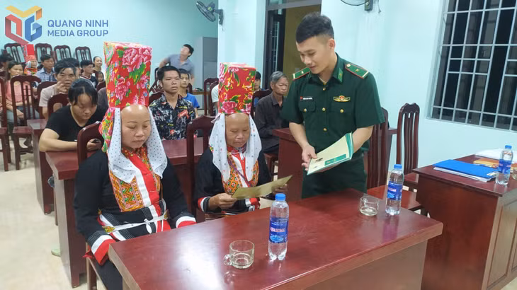 CBCS Đồn Biên phòng Cửa khẩu Hoành Mô tuyên truyền các văn bản pháp luật tới nhân dân. Ảnh: Nguyễn Thị Nguyệt (CTV)