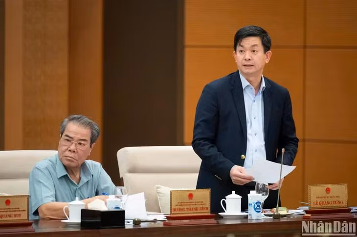 Tổng Thư ký Quốc hội, Chủ nhiệm Văn phòng Quốc hội Lê Quang Tùng báo cáo tại phiên họp. (Ảnh: DUY LINH)
