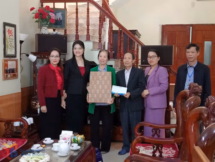Đại diện Sở VH,TT&amp;DL phối hợp cùng phòng ban chuyên môn, chính quyền địa phương đến thăm, chúc mừng cặp vợ chồng cao tuổi tiêu biểu, mẫu mực trong xây dựng hạnh phúc gia đình...