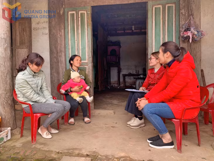 Cán bộ dân số huyện Ba Chẽ tuyên truyền về cách chính sách DS-KHHGĐ cho phụ nữ xã Lương Minh.