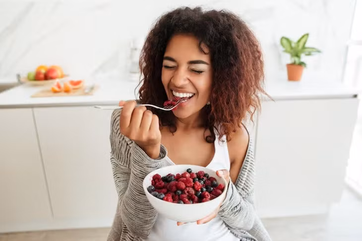 Ăn nhiều trái cây, hạt và rau củ là một cách tốt để bảo vệ cơ thể - Ảnh: FREEPIK