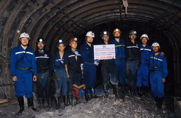Lãnh đạo Công ty Xây lắp mỏ tặng quà động viên công nhân lao động đào lò vượt tiến độ.