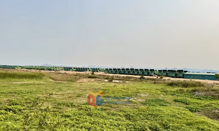 Ô tô vận chuyển vật liệu san lấp dự án Khu Đô thị phức hợp Hạ Long Xanh được tập kết từ nhiều năm nay. Ảnh: Mạnh Trường