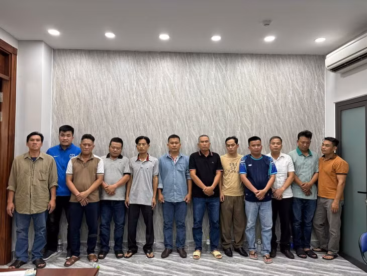 Hình ảnh nhóm bảo vệ bảo kê xe quá tải ở TPHCM tại cơ quan điều tra. Ảnh: Công an cung cấp
