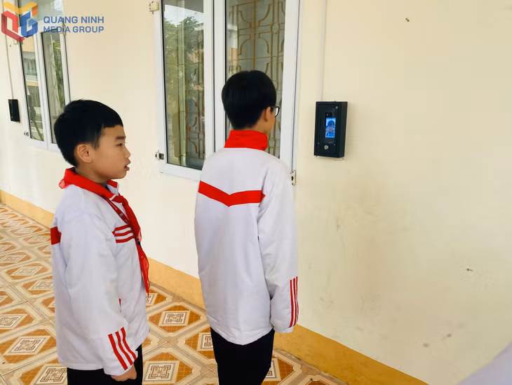 Trường THCS Hòa Lạc (TP Móng Cái) thực hiện điểm danh bằng hệ thống nhận diện khuôn mặt.