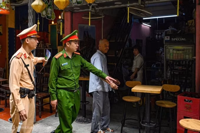 Lực lượng chức năng đến kiểm tra đột xuất khu phố cà phê đường tàu sáng 24/3. Ảnh: Anh Chính