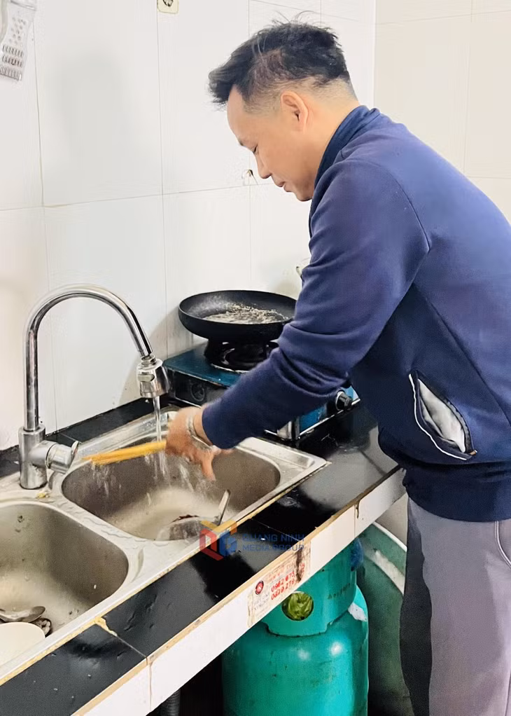 Người dân xã Tràng Lương phấn khởi được sử dụng nước sạch.