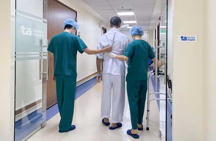 Ông L. tập đi bộ dọc hành lang. Ảnh: BV