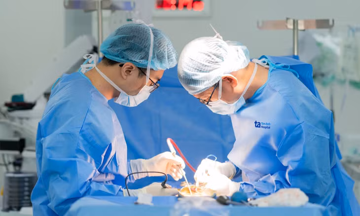 Sau hơn 2 giờ bác sĩ đã thực hiện phẫu thuật hàn xương và bắt 8 vít vùng cổ. Ảnh: BV