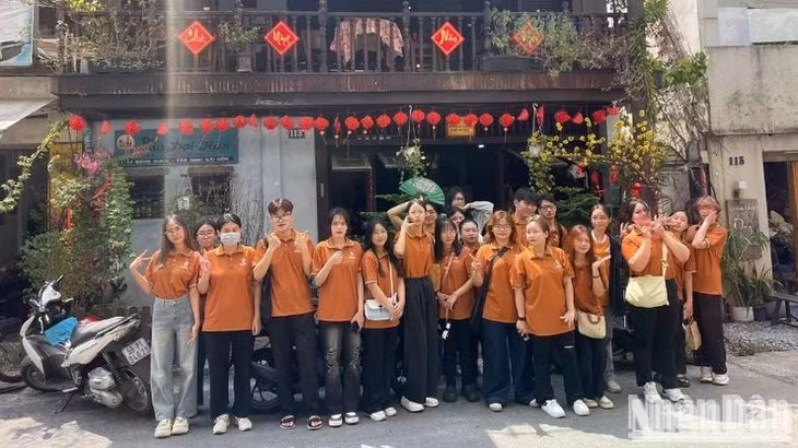 Sinh viên Trường đại học Hùng Vương tham quan Bảo tàng Biệt động Sài Gòn.