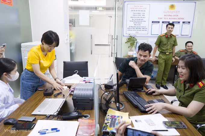 Người dân làm căn cước công dân theo mẫu mới, tháng 7/2024. Ảnh: Ngọc Thành