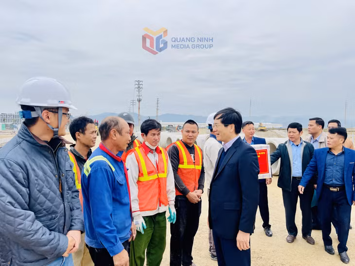 Đồng chí Vũ Quyết Tiến, Ủy viên Ban thường vụ Tỉnh ủy, Bí thư Thành ủy Hạ Long, động viên đơn vị thi công Dự án tuyến đường An Tiêm qua Khu công nghiệp Việt Hưng đến ngã tư Vạn Yên.