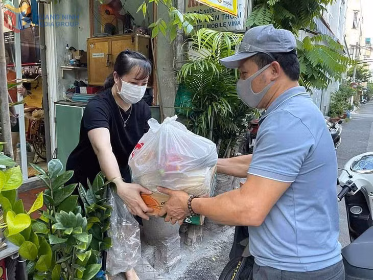 Đại diện Hội đồng hương Quảng Yên tại TP Hồ Chí Minh hỗ trợ đồng hương Quảng Yên gặp khó khăn trong đại dịch Covid-19, tháng 8/2021.