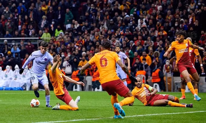 Pedri trong pha làm bàn gỡ hoà 1-1 cho Barca. Ảnh: Twitter / FC Barcelona