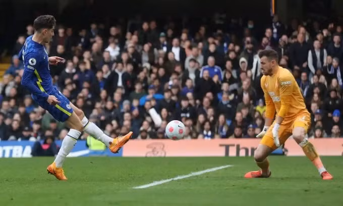 Havertz đánh bại Dubravka trong pha đối mặt, giúp Chelsea thắng trận thứ năm liên tiếp. Ảnh: Reuters.
