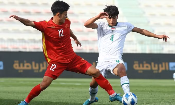 Tuấn Tài tranh bóng với Hussein Ammar, tại giải giao hữu U23 Dubai Cup tối 23/3.