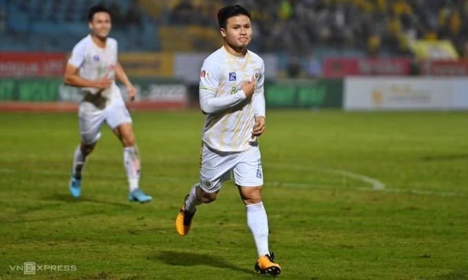 Quang Hải chỉ tay lên logo của Hà Nội FC sau khi ghi bàn. Ảnh: Giang Huy.