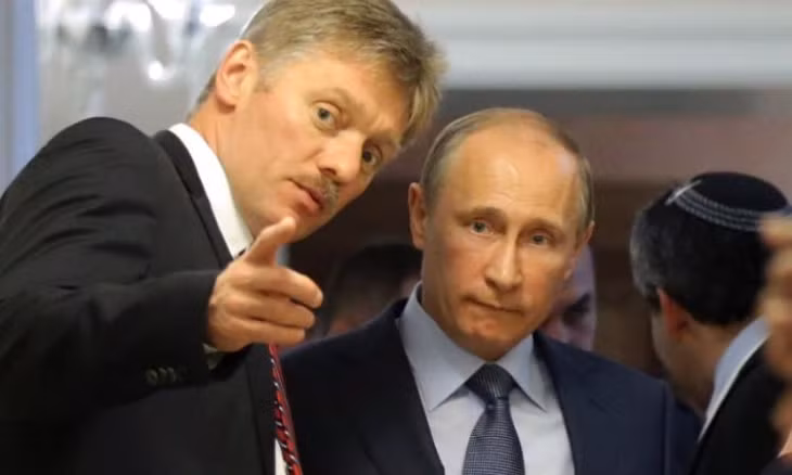Tổng thống Nga Putin (phải) và người phát ngôn Dmitry Peskov