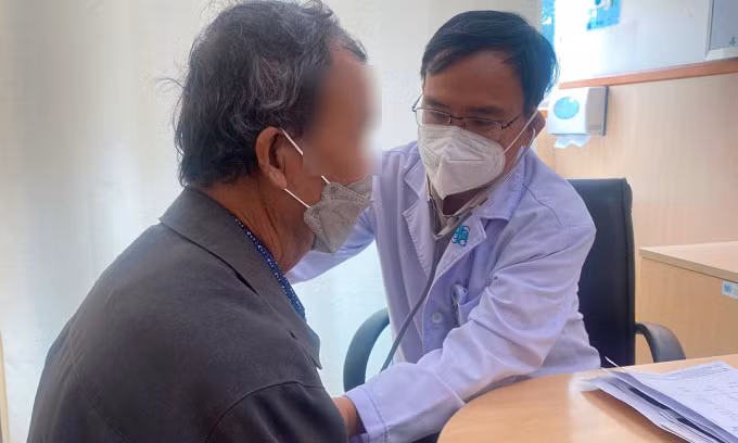 Bác sĩ Vinh nghe tim phổi cho một bệnh nhân đến khám hậu Covid-19. Ảnh: Thư Anh