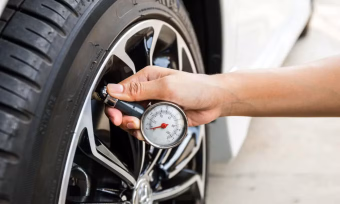 Kiểm tra áp suất lốp. Ảnh: Boardwalkacura