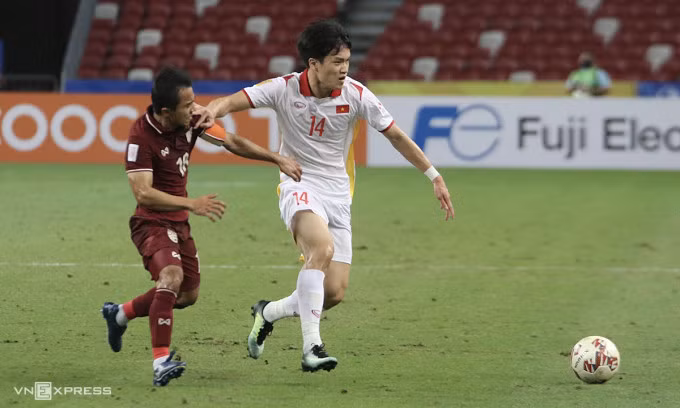 Hoàng Đức che chắn bóng trước Chanathip Songkrasin, trong trận gặp Thái Lan ở bán kết AFF Cup 2020 tại Singapore. Ảnh:Leo Shengwei