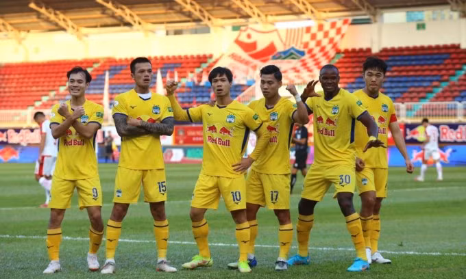 Công Phượng tỏa sáng với một cú đúp, nhưng không đủ giúp HAGL chiến thắng. Ảnh: Hoàng Nghệ.