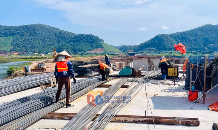 Sắt thép được tập kết thi công cầu trên tuyến thuộc dự án tuyến đường nối QL4B đến QL18 trên địa bàn huyện Tiên Yên. Ảnh: Mạnh Trường