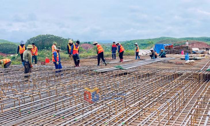 Thi công lắp ghép sắt bản mặt cầu thuộc dự án tuyến đường kết nối QL4B đến QL18 trên địa bàn huyện Tiên Yên. Ảnh: Mạnh Trường