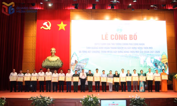 Lãnh đạo tỉnh tặng Bằng khen của UBND tỉnh cho tập thể có thành tích xuất sắc trong xây dựng NTM giai đoạn 2021-2025.