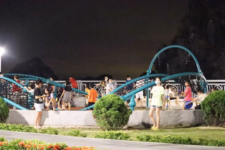 Tại một số điểm vui chơi trên đường bao biển, người dân và trẻ nhỏ thường xuyên tụ tập rất đông, không chỉ ban ngày mà cả buổi tối. Hành động này làm tiềm ẩn nguy cơ lây lan dịch bệnh.