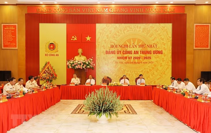 Xây dựng lực lượng Công an nhân dân có sức mạnh tổng hợp để đủ sức chiến thắng mọi tiêu cực, vượt qua mọi khó khăn, hoàn thành xuất sắc nhiệm vụ được giao. Xây dựng lực lượng Công an nhân dân có sức mạnh tổng hợp để đủ sức chiến thắng mọi tiêu cực, vượt qua mọi khó khăn, hoàn thành xuất sắc nhiệm vụ được giao.