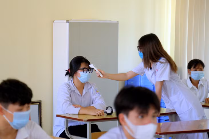 Việc kiểm soát thân nhiệt tiếp tục được thực hiện một lần nữa sau khi các thí sinh vào phòng thi, đảm bảo không để sót những biểu hiện bất thường về sức khoẻ của thí sinh.