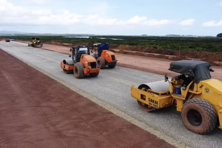 Các nhà thầu thi công hạng mục đường huy động tối đa nhân lực, phương tiện thực hiện đào đắp nền đường quyết tâm xong trước mùa mưa.