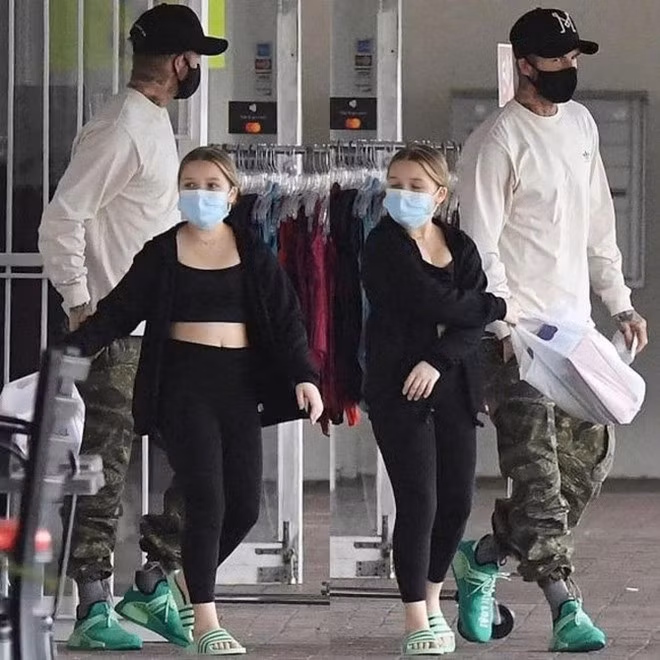 Harper Beckham được bố đưa đi tập nhảy, tháng 4/2021.
