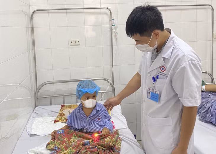 Bệnh nhi 4 tuổi bị mảnh vỡ xương sọ xuyên thủng màng cứng găm vào tổ chức não do tai nạn giao thông đã được bác sĩ Bệnh viện Đa khoa tỉnh cấp cứu kịp thời, sức khỏe ổn định.