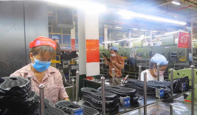 Công nhân Pouyuen làm việc tại nhà máy, ngày 10/6. Ảnh: Lê Tuyết.