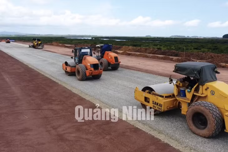 Các nhà thầu thi công hạng mục đường (6-2021). Ảnh: Đỗ Phương